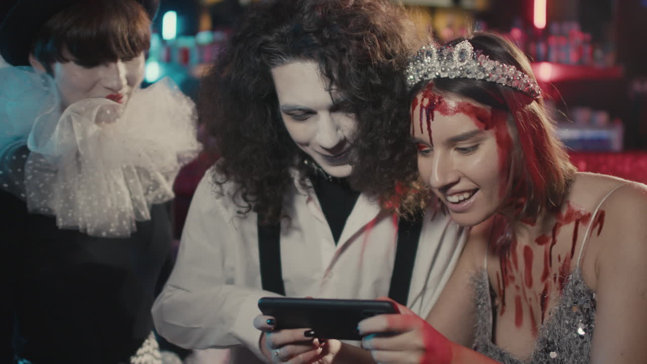 tres amigos hablando.