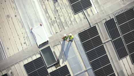 energía solar, drones y trabajadores de la construcción