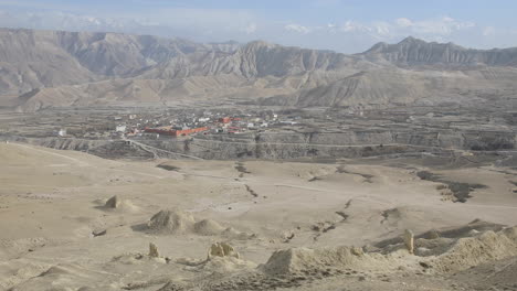 The-stunning-landscapes-of-Upper-Mustang-with-the-former-capital-of-the-Kingdom-of-Lo,-Lo-Manthang,-Nepal