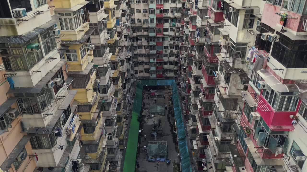aerial de un viejo complejo de apartamentos llamado yick fat en quarry bay, hong kong, china