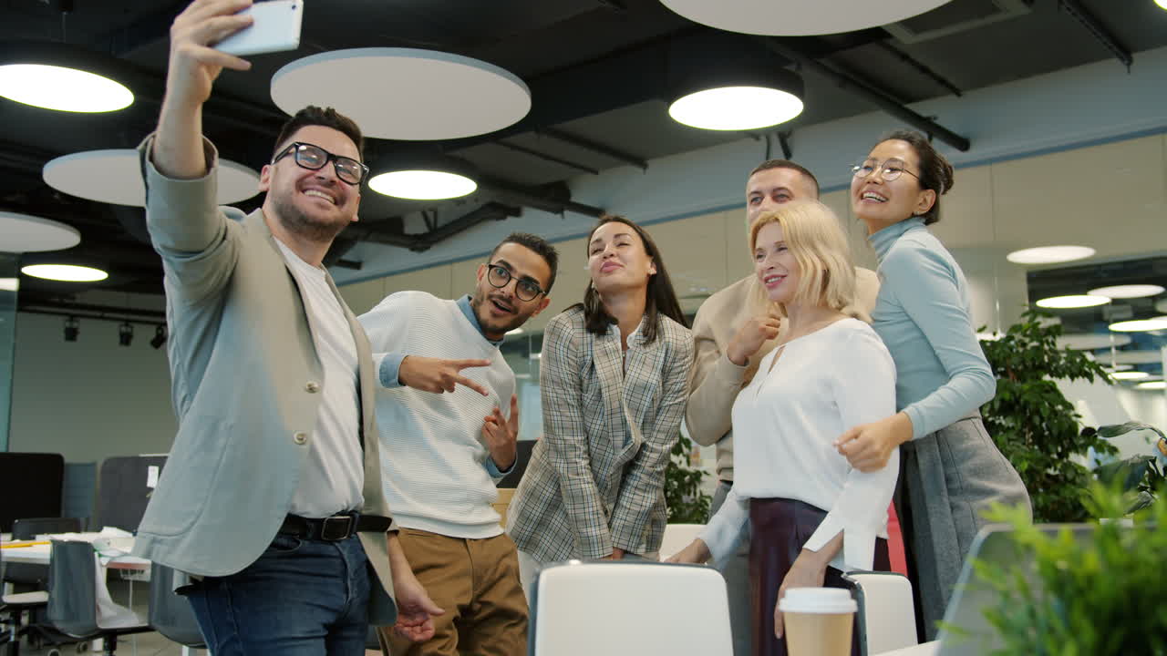 selfie de equipo en una oficina moderna