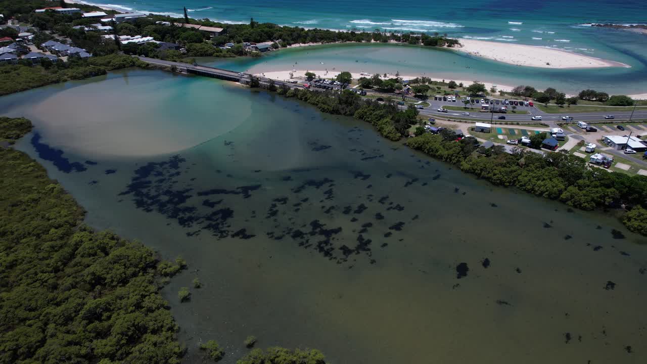 Traffico lungo la strada attraverso i Tweed Holiday Parks a Hastings Point, sulla Tweed Coast nel NSW, Australia. Ripresa aerea con drone.