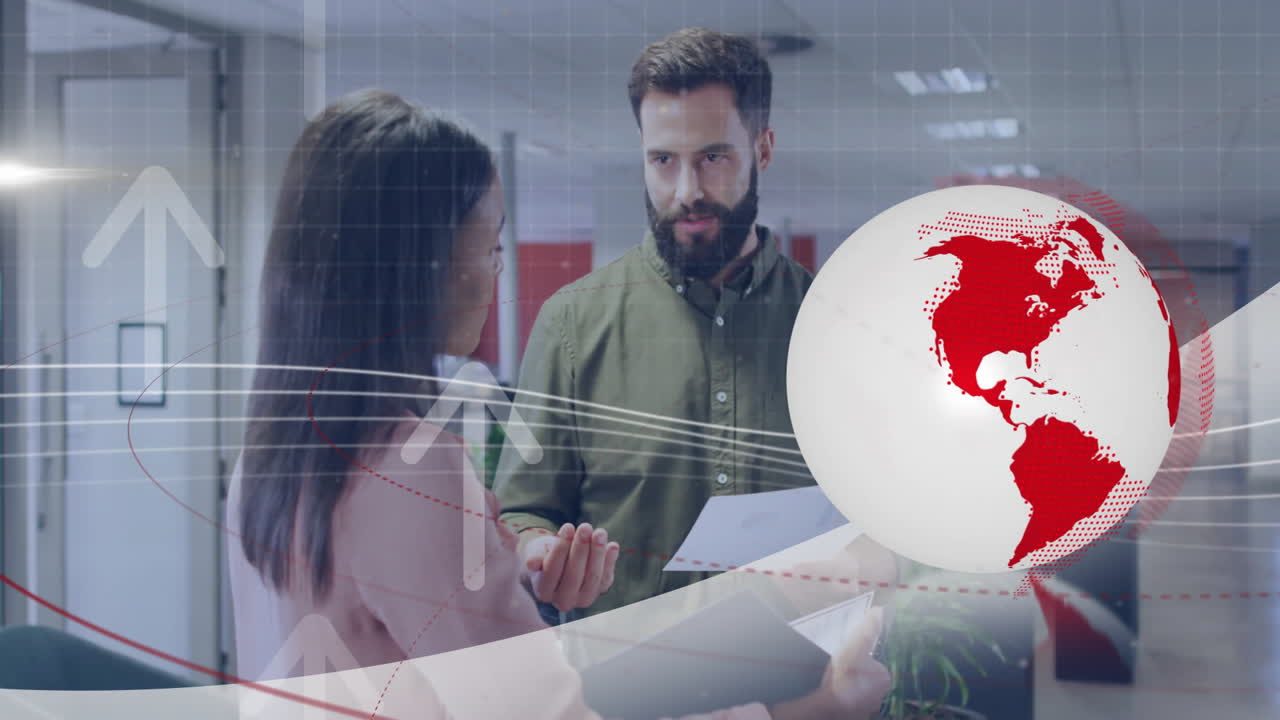 animación de globo y flechas sobre diversos colegas discutiendo el trabajo en la oficina