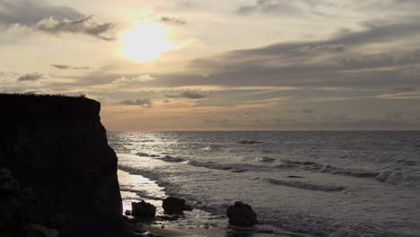 Sonnenuntergang-Von-Steilen-Klippen-Mit-Blick-Auf-Den-Ozean