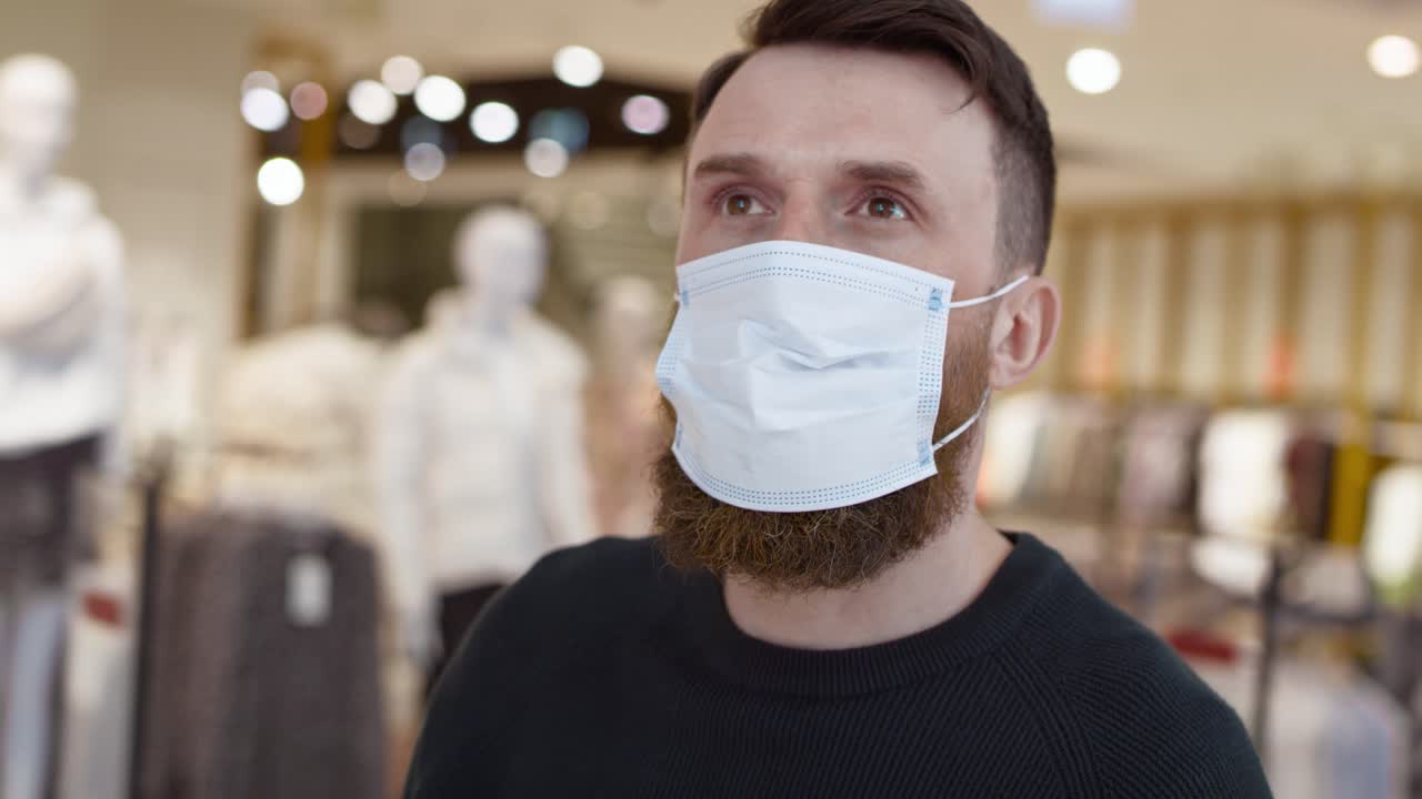 쇼핑몰에서 보호 마스크를 입은 남자의 클로즈업 비디오