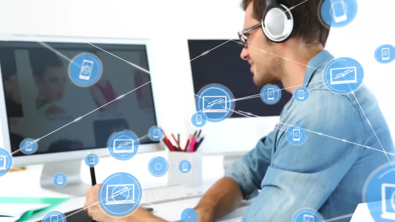 animación de iconos conectados, hombre caucásico con auriculares dibujando usando una tableta gráfica