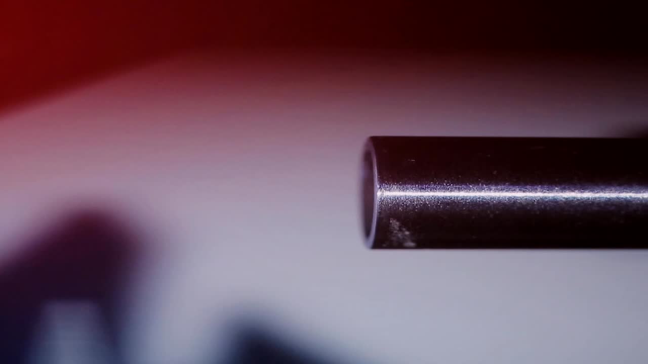 primer plano de una parte de una máquina industrial en funcionamiento