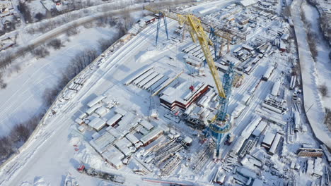 vista aérea de un sitio de construcción en invierno