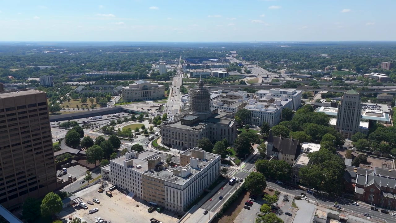 Bred roterende luftoptagelse af Georgia State Capitol Building under opførelse.