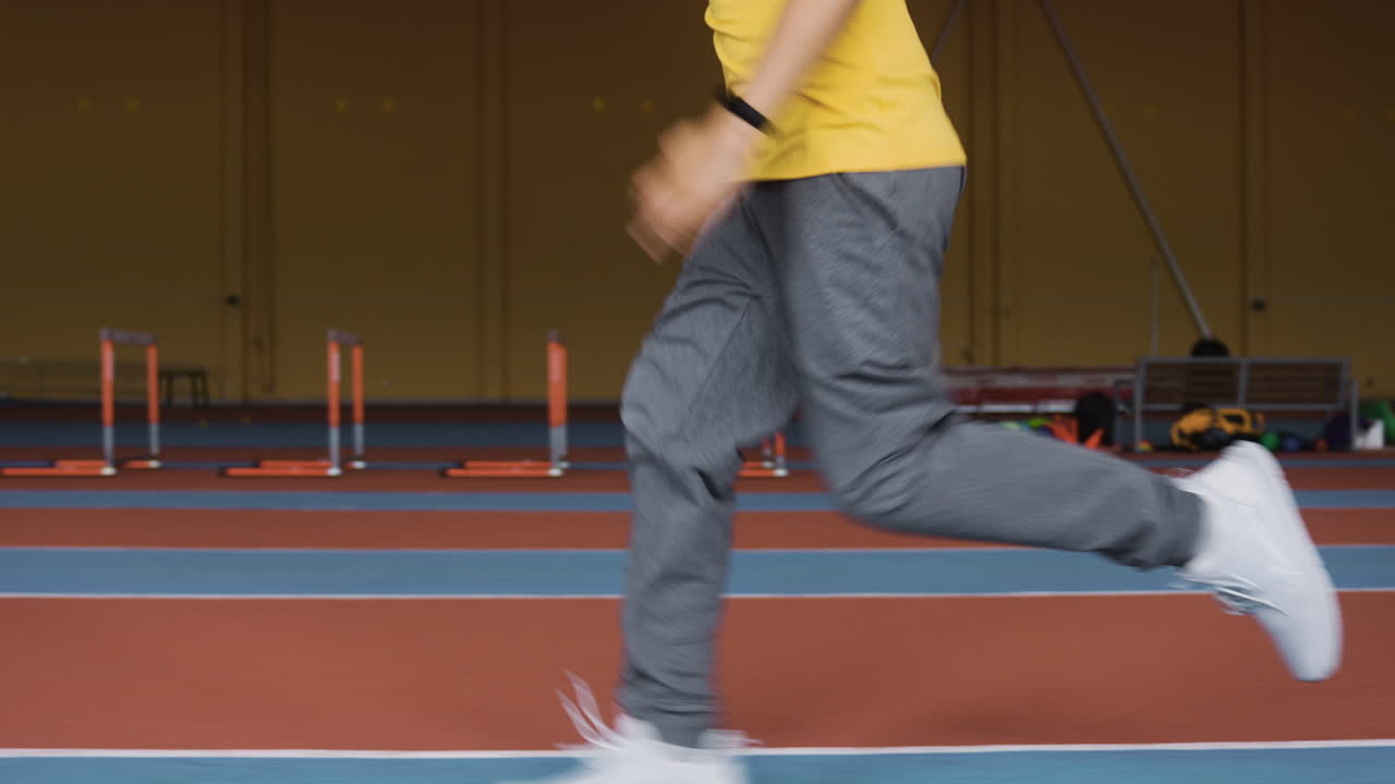 실내에서 달리는 소년