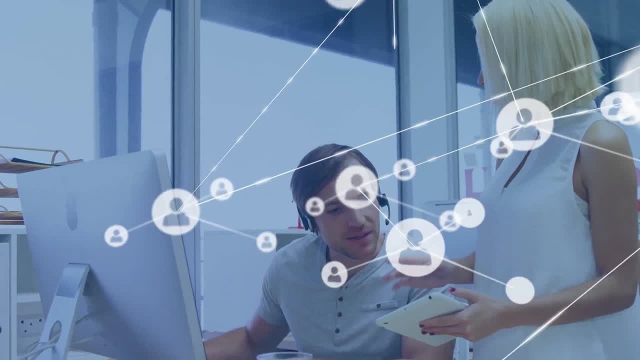 사무실에서 토론하는 백인 남녀 동료들에 대한 프로필 아이콘 네트워크의 애니메이션.