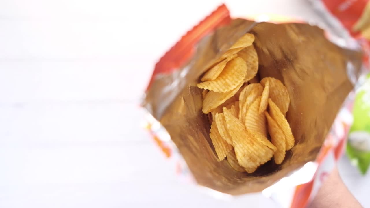 bolsa abierta de papas fritas