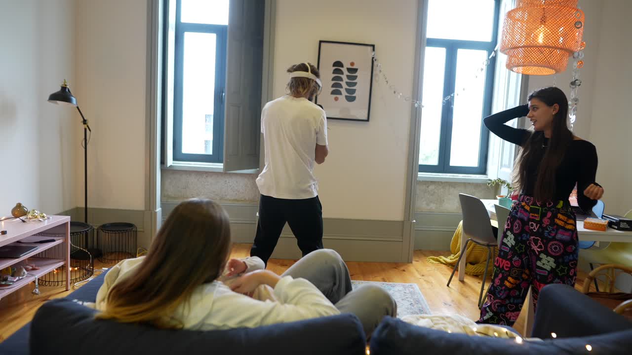 친구들이 집에서 vr 게임을 하고 있습니다.