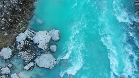 El-Dron-Se-Eleva-Sobre-El-Río-De-Montaña-Turquesa-En-El-Frío-Y-Soleado-Día-De-Invierno