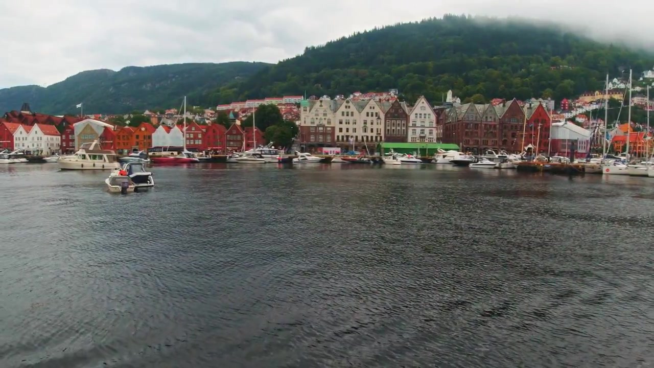 Norveç'in doğal manzaralarını keşfederken tekne turuyla Bergen Limanı'ndan Bryggen Hansa Bölgesi manzaraları.