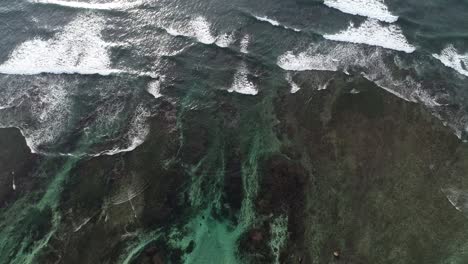 vista aérea. imágenes aéreas de drones de las olas del océano