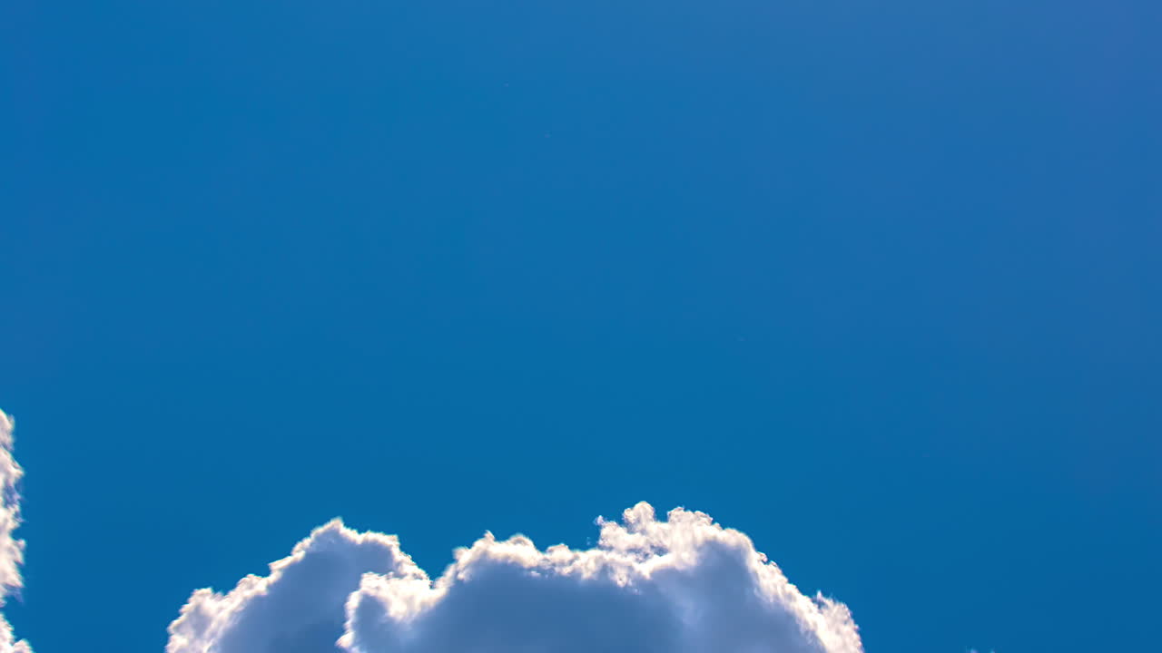 밝은 파란색 배경 타임  ⁇ 스 위에  ⁇  연기가 있습니다.