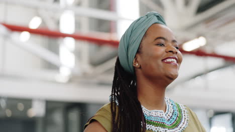 mujer negra, pulgares hacia arriba y sonrisa en el trabajo