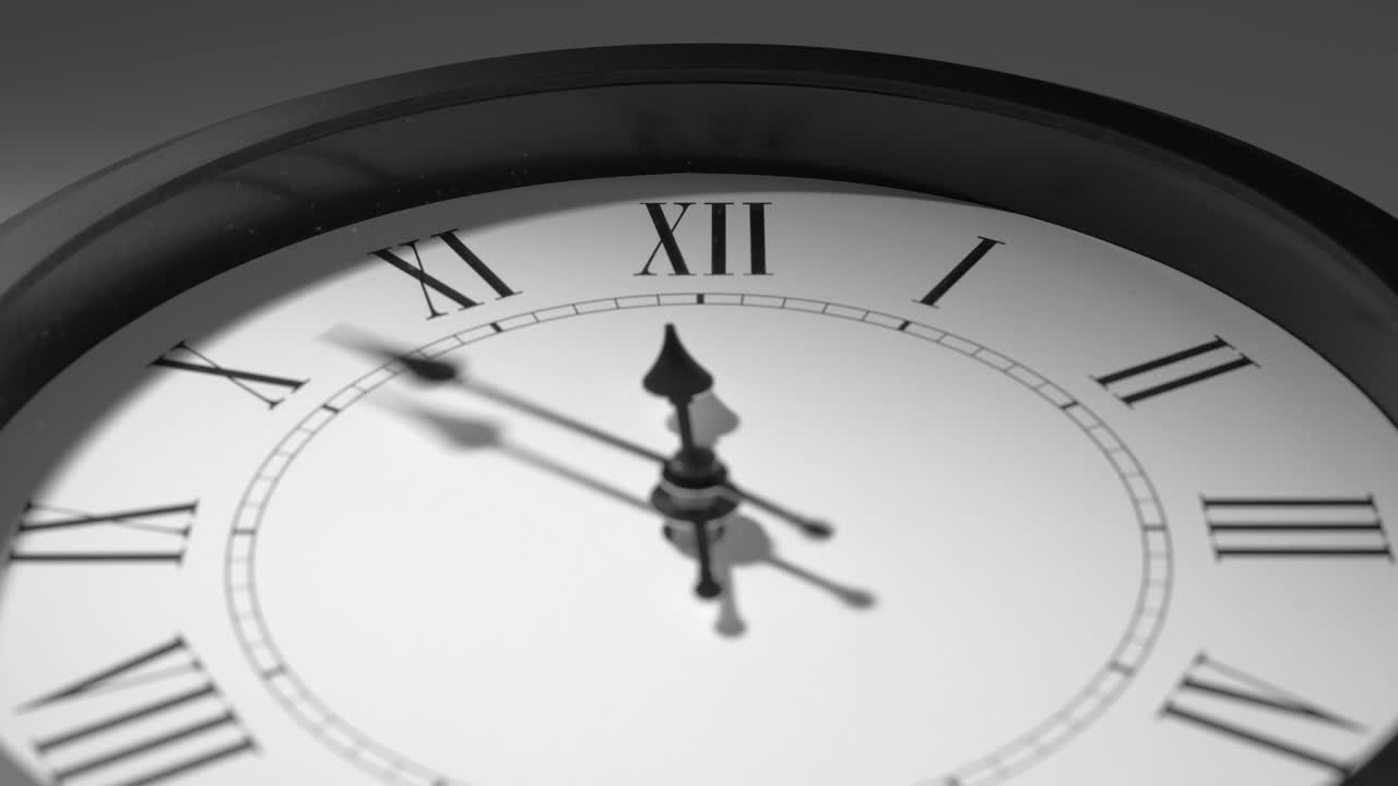 Quadrante di orologio con numeri romani in time lapse su parete bianca.