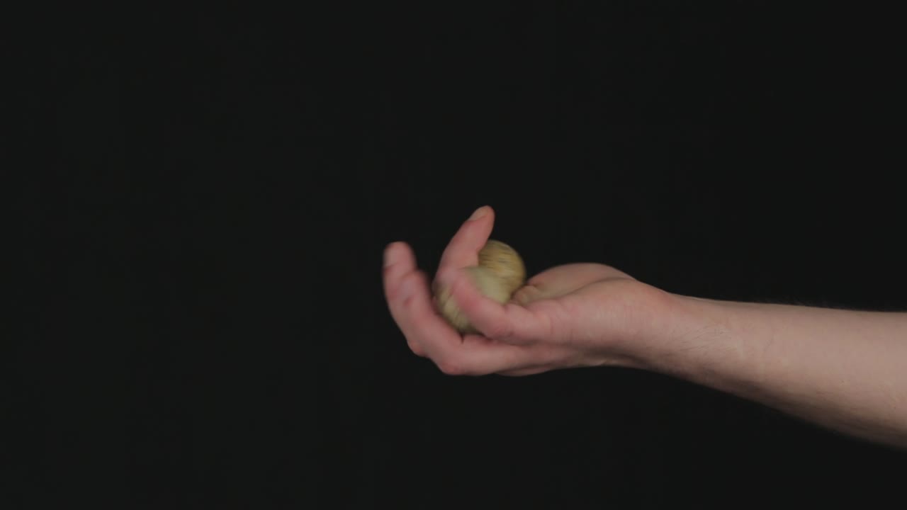 검은색 배경에 남성 손이 회전 마사지 공