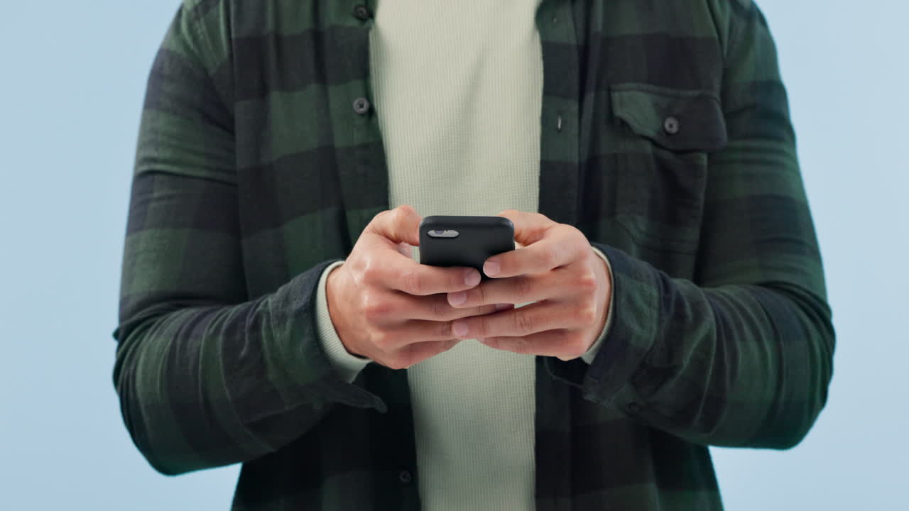 클로즈업, 손과  ⁇ 드폰을 들고 있는 남자