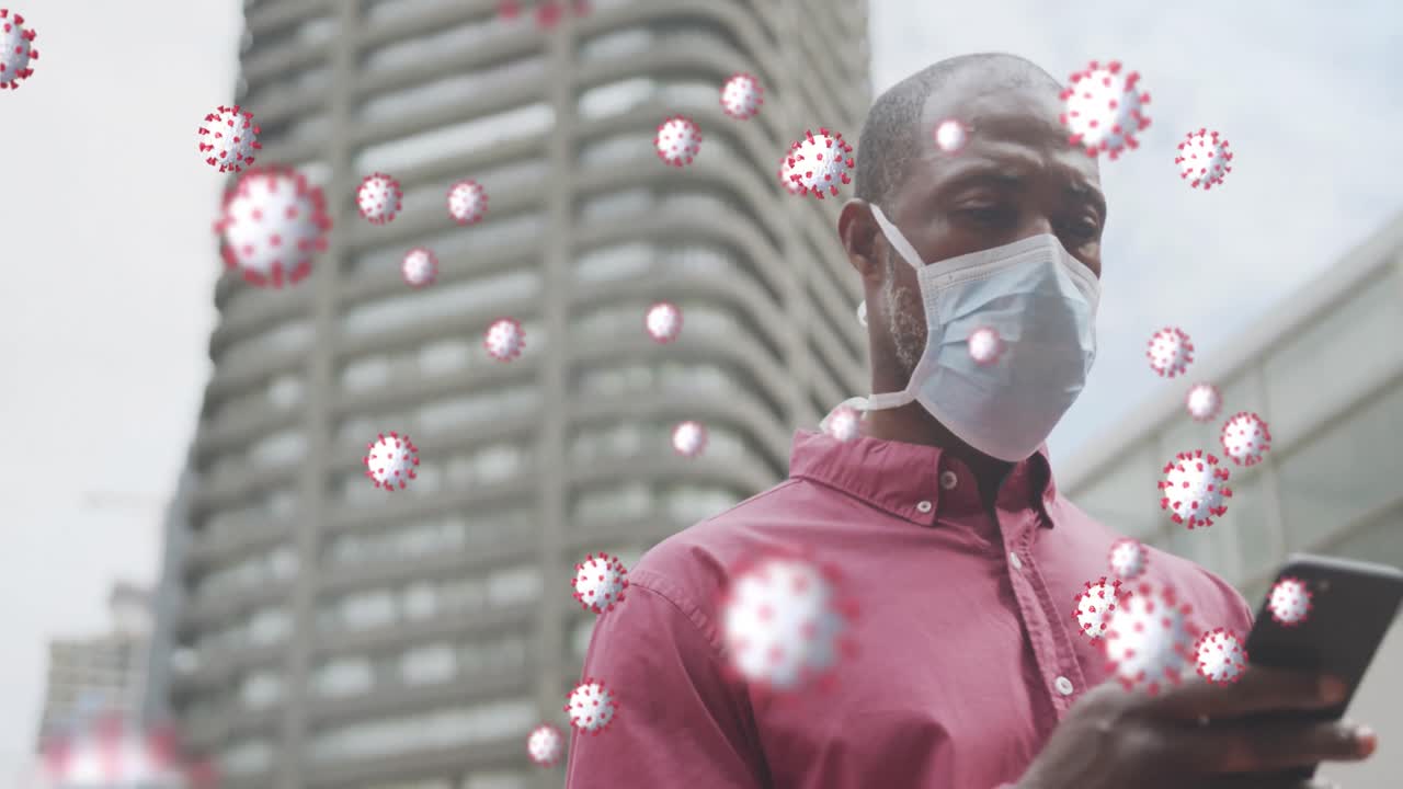 코로나19 세포가 아프리카계 미국인에 대해 떠다니고 있습니다. 스마트폰을 사용하는 얼굴 마스크를 쓰고 있는 노인입니다.