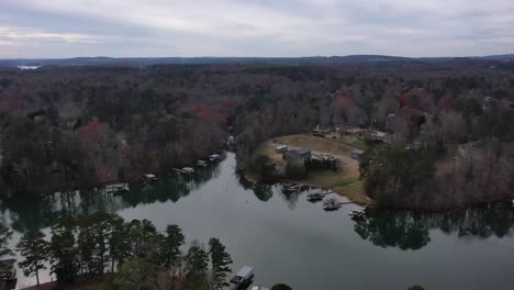 Colores-De-Invierno-En-El-Lago-Lanier-En-Cumming,-Georgia