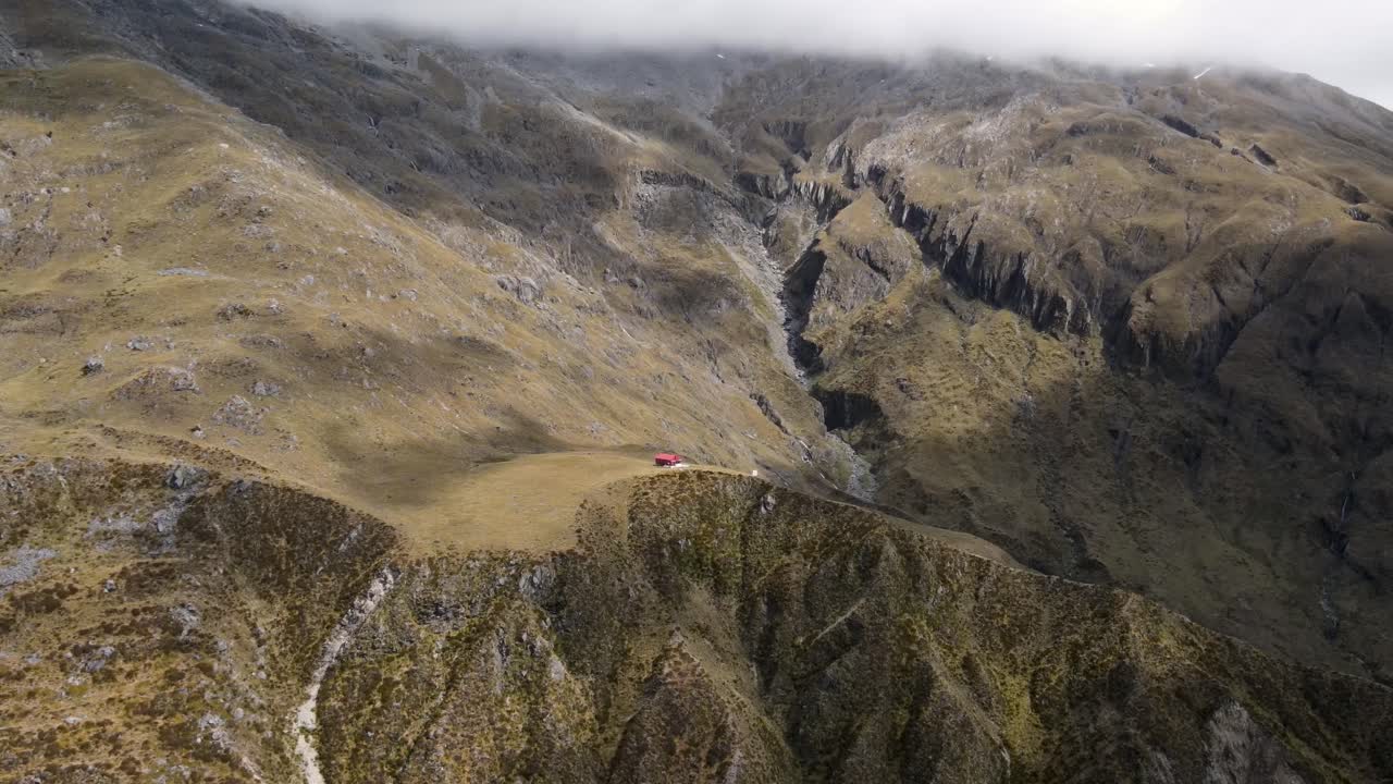 la famosa cabaña de brewster en la cima de las altas montañas en el parque nacional de mount aspiring, nueva zelanda