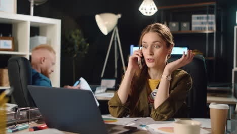 Hermosa-Mujer-Hablando-Por-Teléfono-En-El-Interior.-Feliz-Empresaria-Coqueteando-En-La-Oficina.