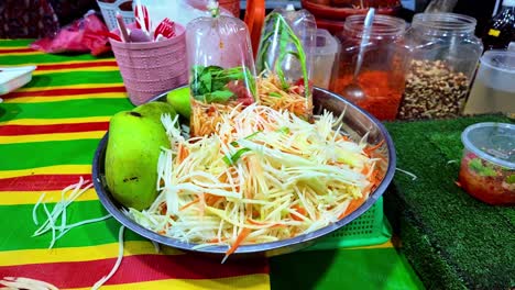 una vibrante variedad de delicias locales asiáticas, específicamente malayas