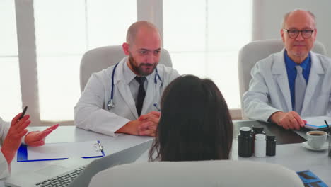 expertos médicos que tienen un seminario de salud en la sala de conferencias del hospital