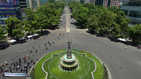 Toma-De-Drone-De-Un-Ciclista-Esperando-El-Cambio-De-Semáforo-En-La-Ciudad-De-México