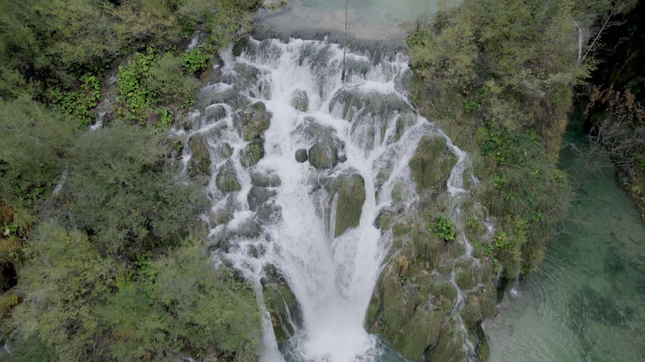 Lago sereno e cascata nebbiosa ripresi dall'alto nella bellezza della natura, Croazia