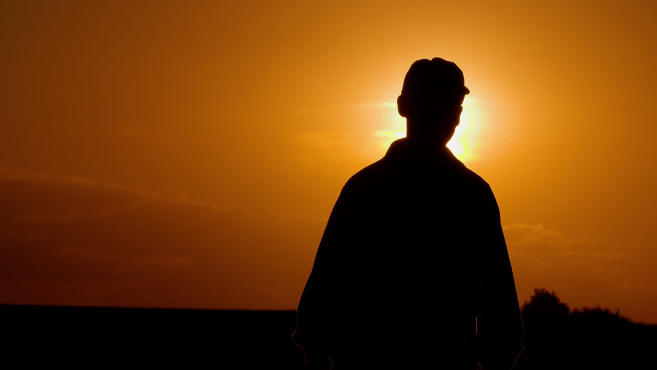 landmand, der bruger digital tablet på gården mod solnedgang 10