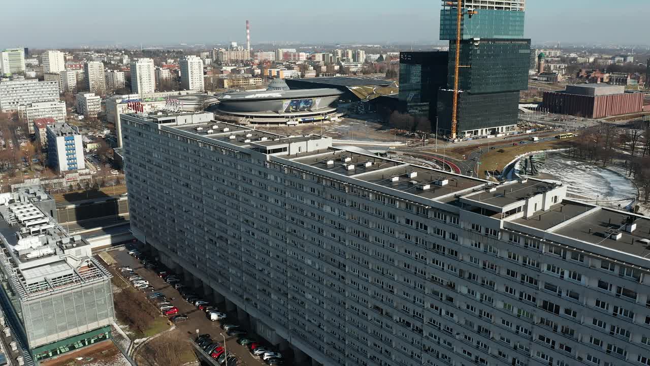 vista aérea del centro de katowice, la rotonda generała ziętka y el edificio de apartamentos superjednostka en primer plano - transición de día a noche
