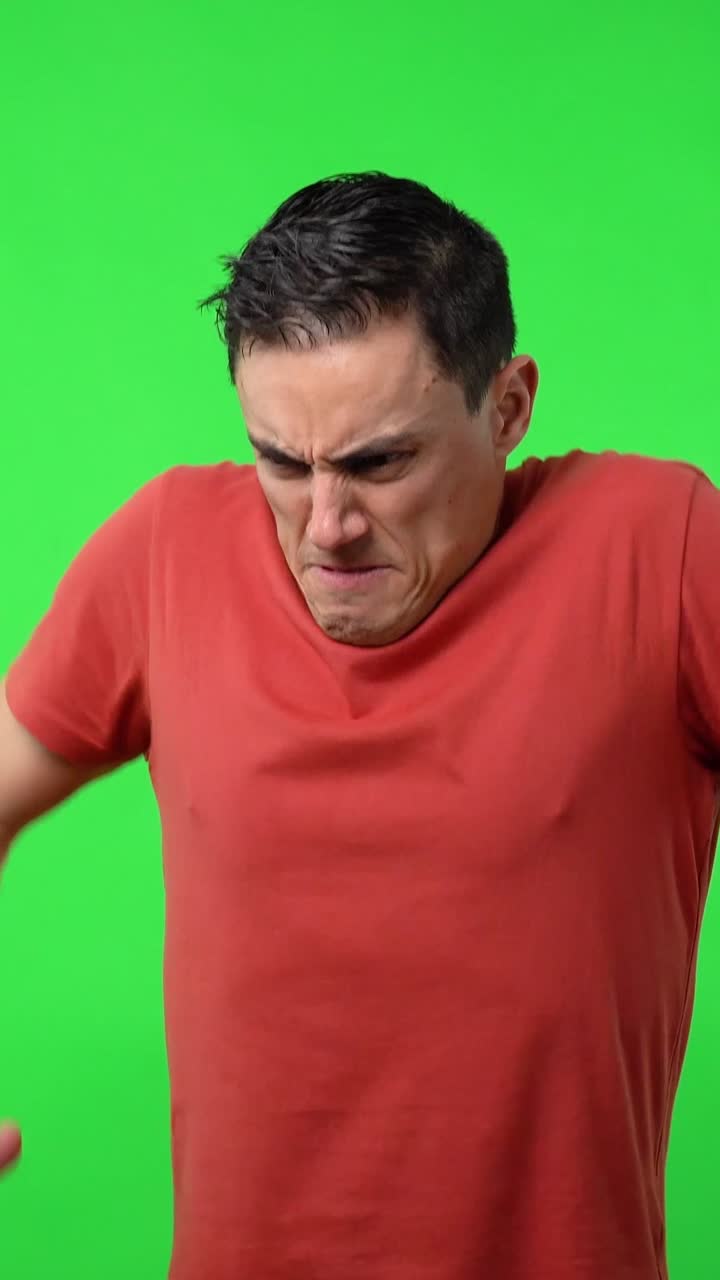 Hombre gritando en pantalla verde