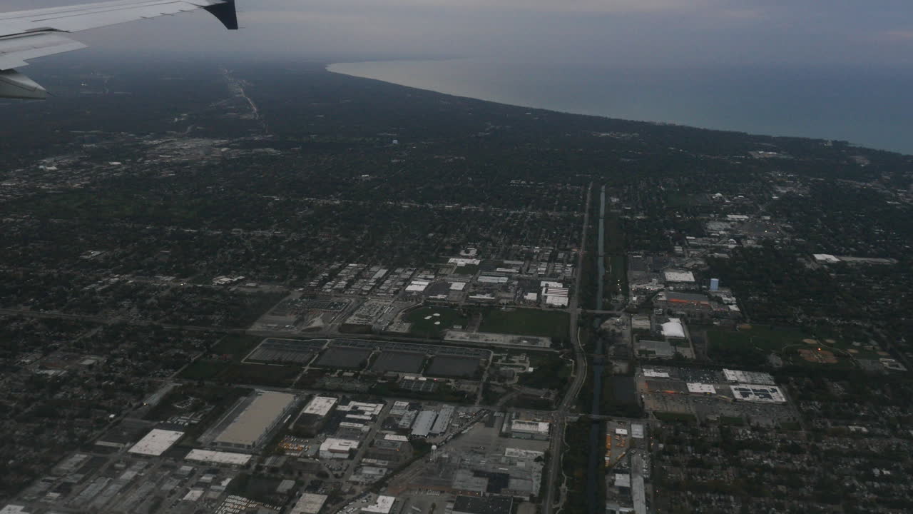 vista aérea de chicago illinois desde la ventana del avión 4k