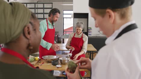 cocineros cocinando juntos