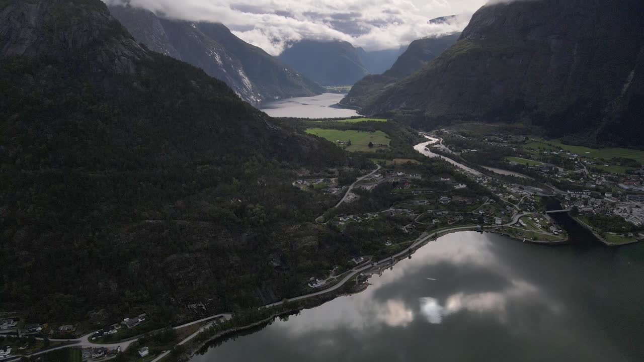 Eidfjord - piccolo paese su un fiordo in Norvegia
