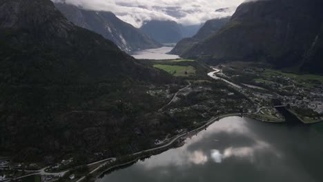 Eidfjord---Pequeña-Ciudad-Junto-Al-Fiordo-En-Noruega