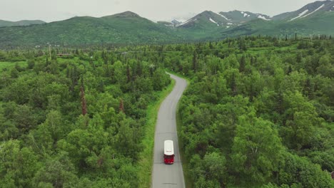minibús turístico explorando la carretera forestal en anchorage, alaska.