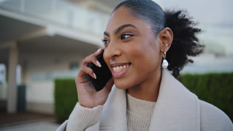 Mujer-Alegre-Hablando-Celular-Compartiendo-Buenas-Noticias-Primer-Plano.-Feliz-Afroamericano