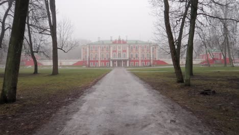 camino forestal que conduce al museo de arte kadriorg en el parque de tallin con niebla y mal tiempo.