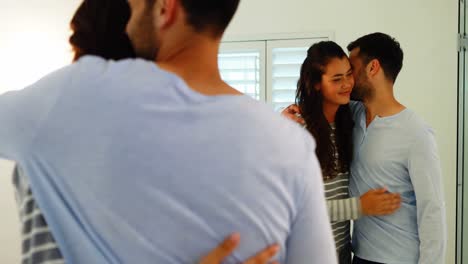 pareja sonriente interactuando entre sí en el baño