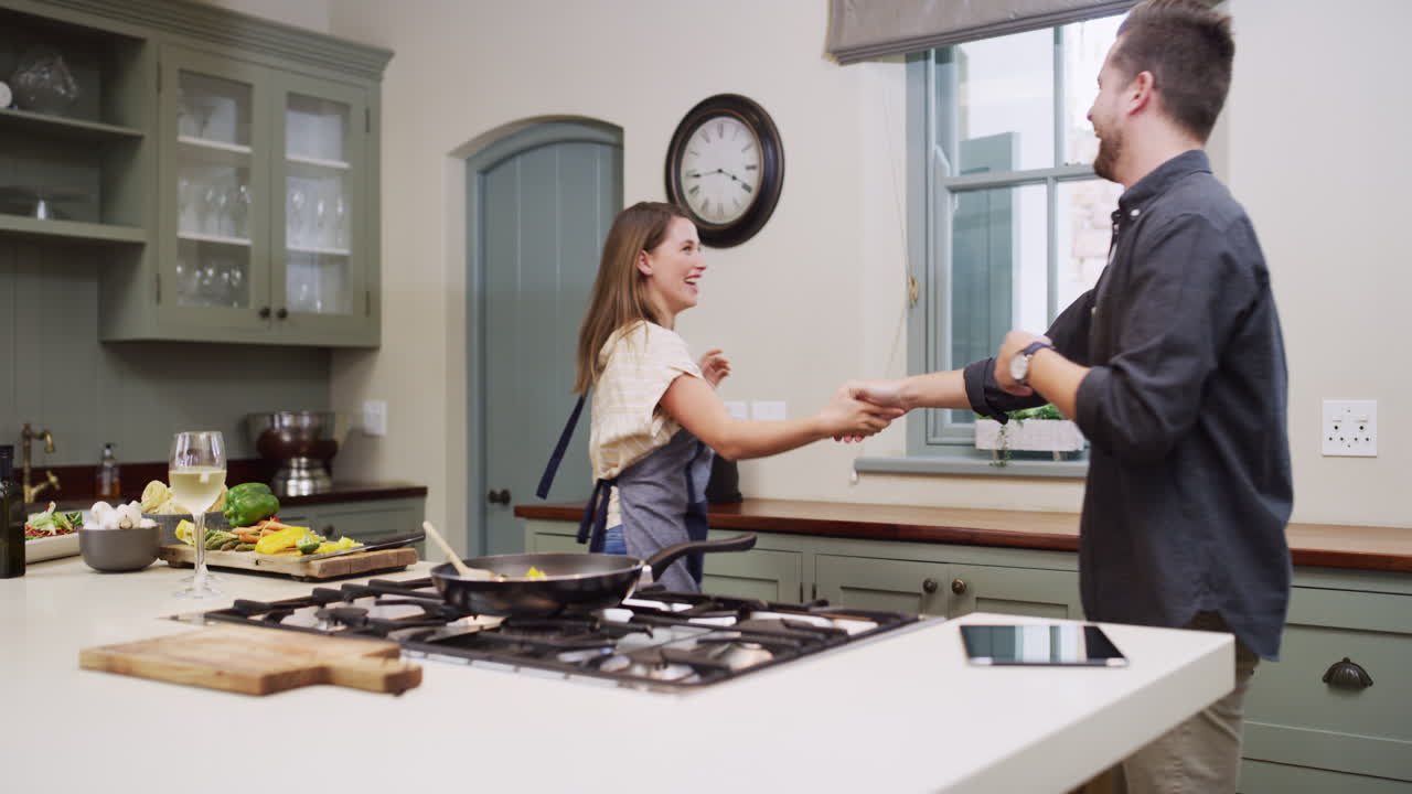 부부가 부에서 춤을 춘다