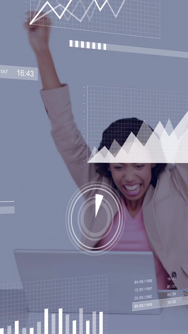 Video vertikal: Pengusaha wanita bereaksi terhadap pembaruan data laptop, merayakan dengan overlay grafik HUD