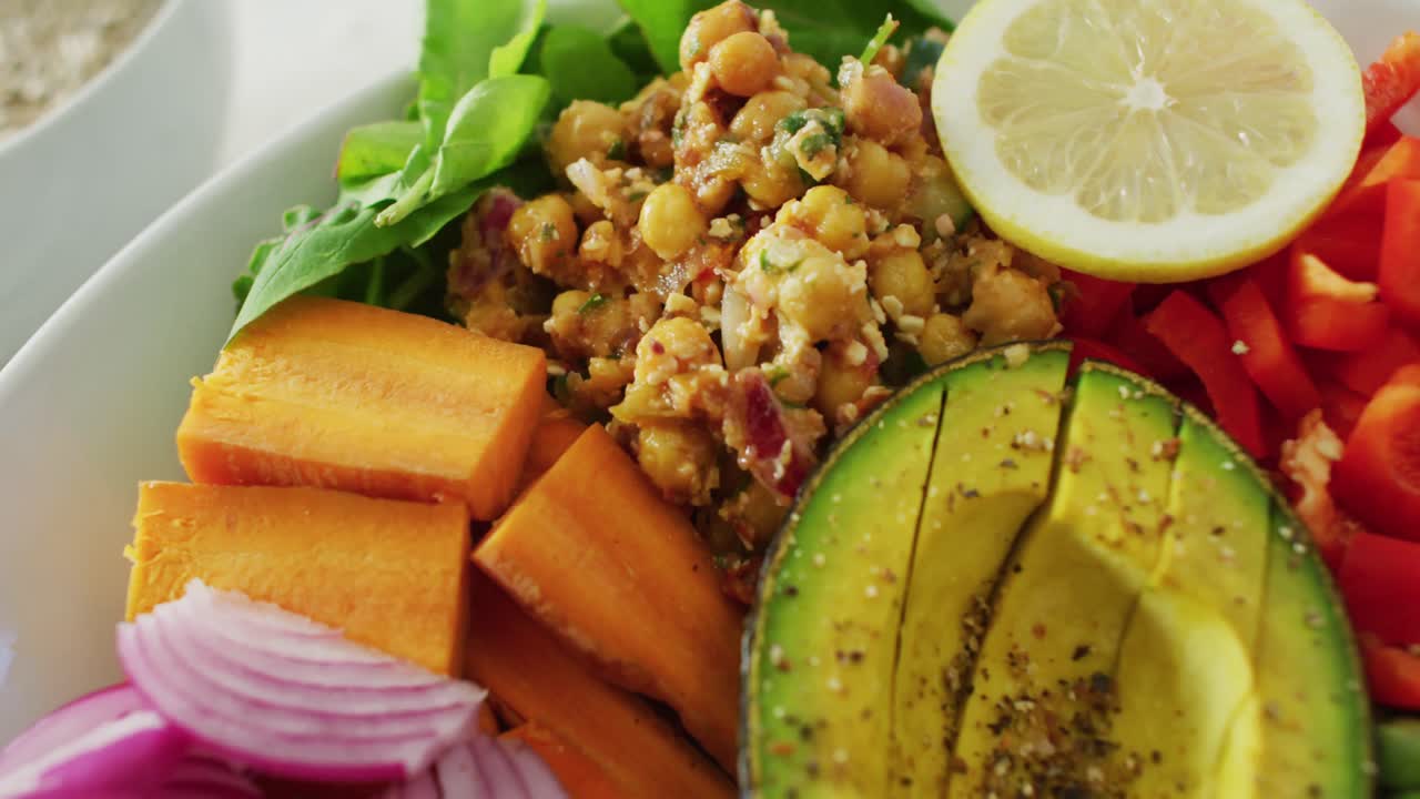 video de un primer plano de verduras frescas en un cuenco blanco