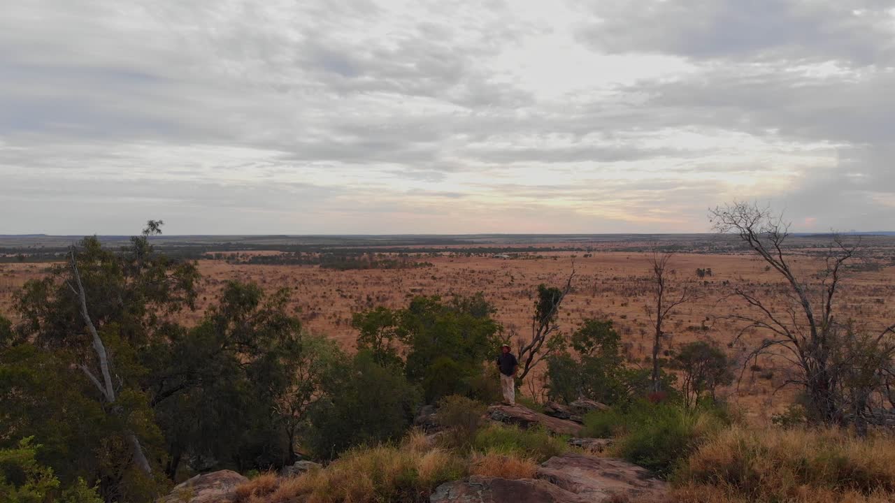 MacKenzie Nehri, Queensland, Avustralya'da kuru bir tepedeki çiftçi