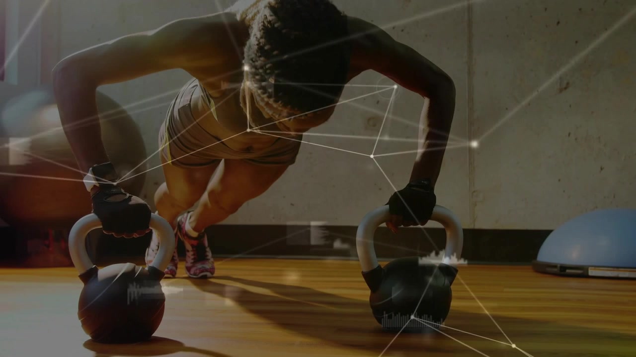 Wideo pionowe: Kobieta w sportowym biustonoszu chwytająca kettlebelle i robiąca pompki na siłowni, z interfejsem HUD pokazującym siłę.