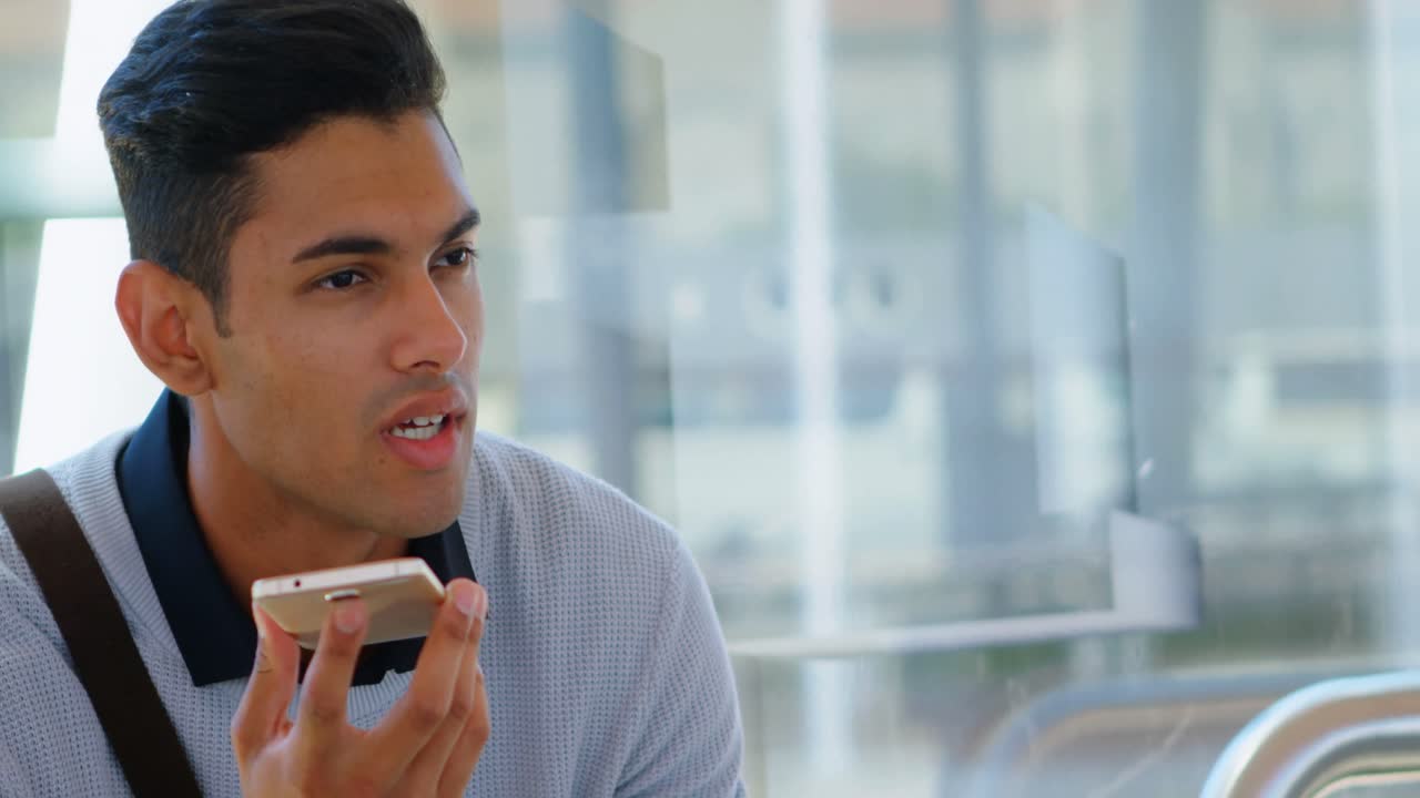 4k  ⁇ 드폰으로 대화하는 남성 통근자